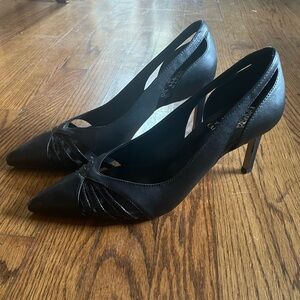 Vince Camuto black pumps 8m